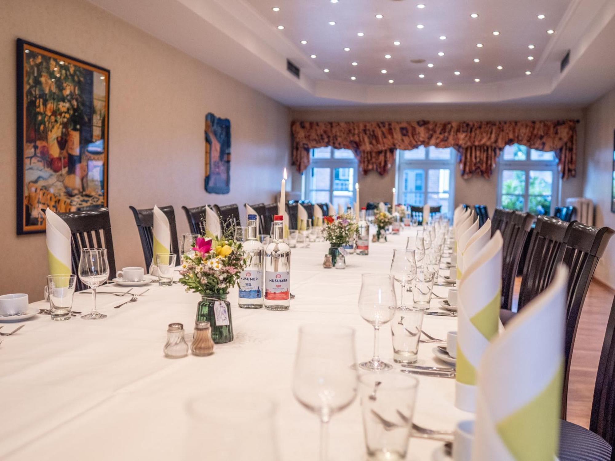 הוסום Hotel Osterkrug מראה חיצוני תמונה